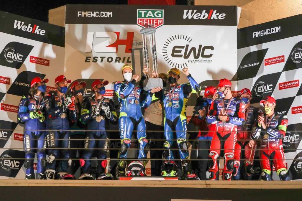 Selebrasi Suzuki Enduro Racing Team usai menjuarai ajang balap ketahanan motor pabrikan dunia (Sumber Foto : Suzuki)