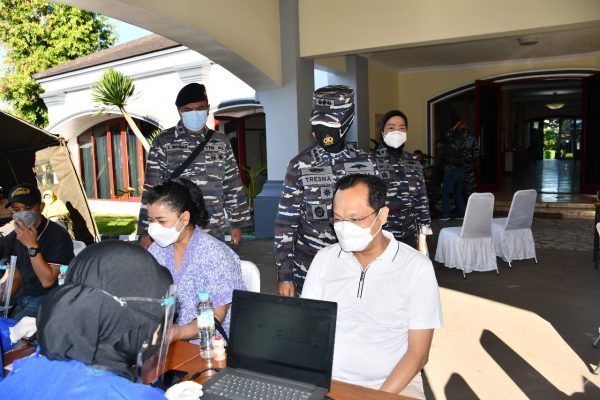 Danlanal Bandung Tinjau Vaksinasi di GOR Arcamanik, Mendampingi Menkes, Panglima TNI dan Kapolri