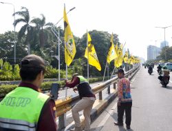Ratusan Bendera Parpol Ditertibkan Petugas Gabungan Kelurahan Gelora