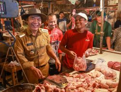 Stok dan Harga Daging Ayam dan Telur Fluktuatif, Pj Gubernur Banten Al Muktabar Sidak Pasar Rau Kota Serang